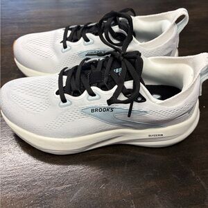 Brooks White and Black Athletic Sneakers Glycerin 22 Women’s size 7